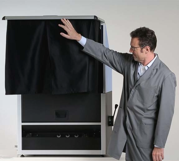 Light Booth byko-spectra effect for visual evaluation of effect finishes with operator