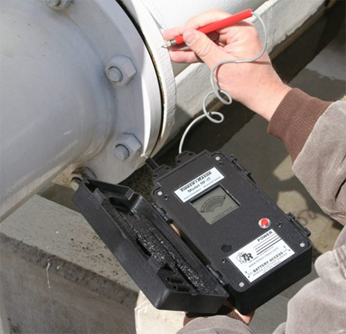 /assets%2FMultimedia%2FGARDCO%2FAssets%2FImages%2FProduct%20Images%2FpH%20Meters%20-%20Conductivity%20-%20Refractometers%2Fcd%2Finsulator_tstr%2Frf_it_in_use.png